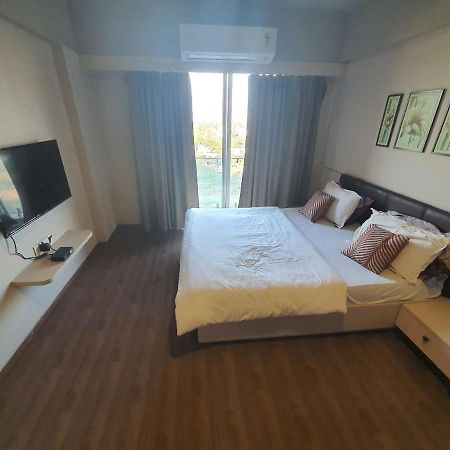 Weekend Address Managed By P.C Homes 수라트 외부 사진