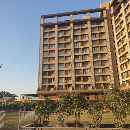Weekend Address Managed By P.C Homes 수라트 외부 사진