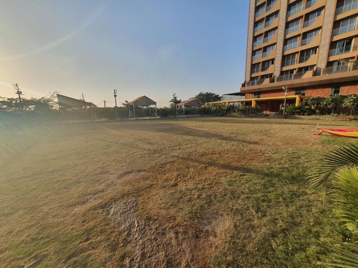 Weekend Address Managed By P.C Homes 수라트 외부 사진